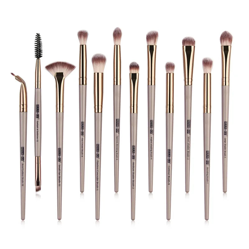 Professional makeup brush set. Consists of 12 pieces. - Vivian