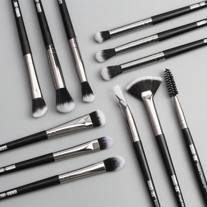 Professional makeup brush set. Consists of 12 pieces. - Vivian