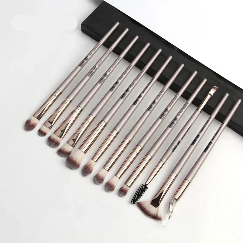 Professional makeup brush set. Consists of 12 pieces. - Vivian