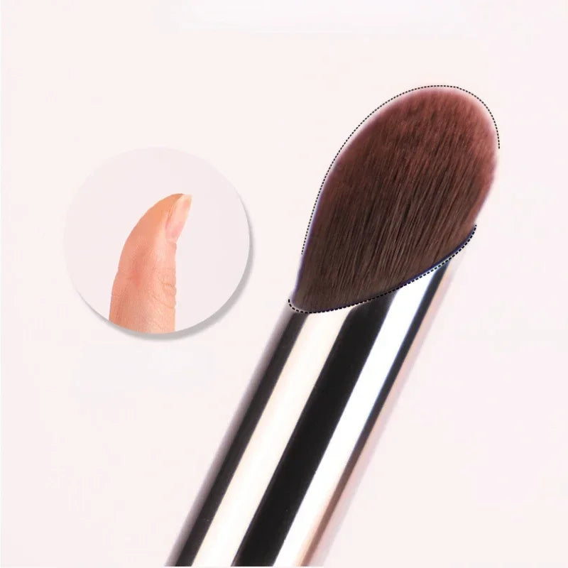 A fine and soft brush to hide skin imperfections and dark circles. - Vivian